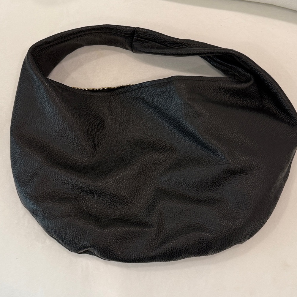 Flattered hobo shoulder bag black pebbled leather Revolve gold zipper - Picture 4 of 5